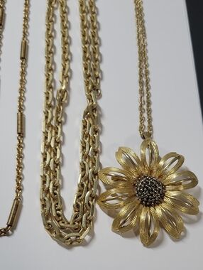 Gold Tone Flower Pendant Necklace - Elegant Women's Jewelry Lot